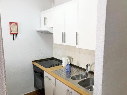 a kitchen with a sink and a counter top at Apartamento Elisa en Garden City con piscina climatizada in Playa Fañabe