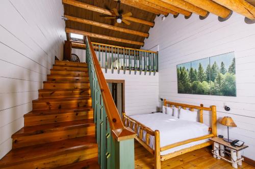 Postel nebo postele na pokoji v ubytování Drummond Island Resort