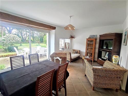 une salle à manger avec une table et des chaises en bois dans l'établissement Maison calme avec jardin près plage, 6 pers, à Le Tour-du-Parc - FR-1-639-117, à Le Tour-du-Parc