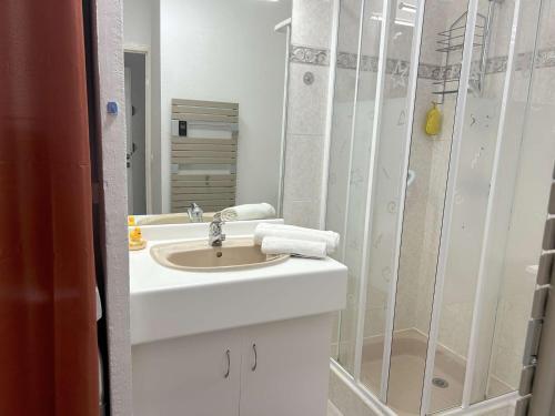 une salle de bain avec un lavabo et une douche dans l'établissement Appartement cosy à Port Fréjus: climatisé, proche plage, commerces et garage - 4 couchages - FR-1-226A-176, à Fréjus