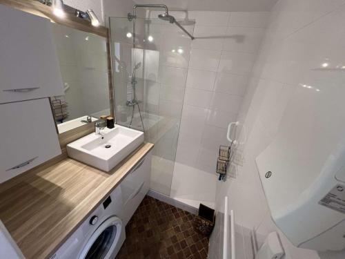 une salle de bain avec un lavabo et une machine à laver dans l'établissement Studio-Cabine 23m², Clim, Parking, Lave-Linge, Cap d'Agde - FR-1-702-67, au Cap d'Agde