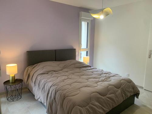 une chambre avec un grand lit dans une pièce dans l'établissement Appartement Neuf, 2 Pièces, Balcon, Parking, Proche Centre-Brides-les-Bains et Télécabine Olympe - FR-1-512-279, à Brides-les-Bains