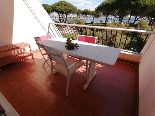 Photo de la galerie de l'établissement Studio cabine avec terrasse, piscine et parking - Port Camargue - FR-1-731-91, au Grau-du-Roi