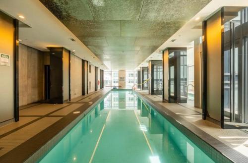 Kolam renang di atau dekat dengan Midtown Toronto Condo