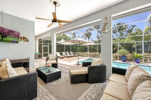 Bazén v ubytování Lux Family 3 BR With Pool Villa Walk To Beach and Mercato nebo v jeho okolí