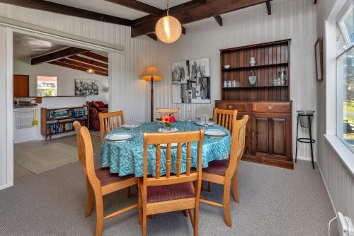 Nhà bếp/bếp nhỏ tại Playtime Plus - Matapouri Holiday Home