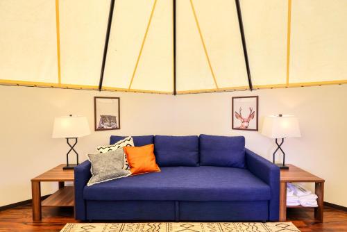 a blue couch in a living room with two lamps at Retreat Camp Mahoroba in Fujikawaguchiko