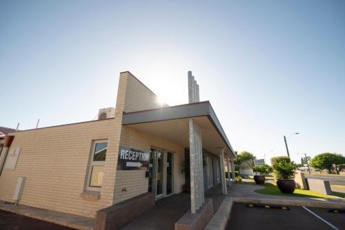 a building with a sign on the side of it at Bunbury Motel and Apartments in Bunbury