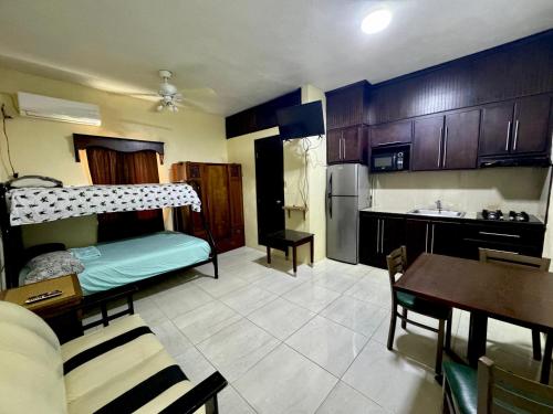 a small kitchen with a bunk bed in a room at Departamentos amueblados Matamoros, vista las brisas in Matamoros