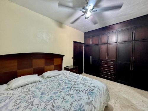 a bedroom with a bed and a ceiling fan at Departamentos amueblados Matamoros, vista las brisas in Matamoros