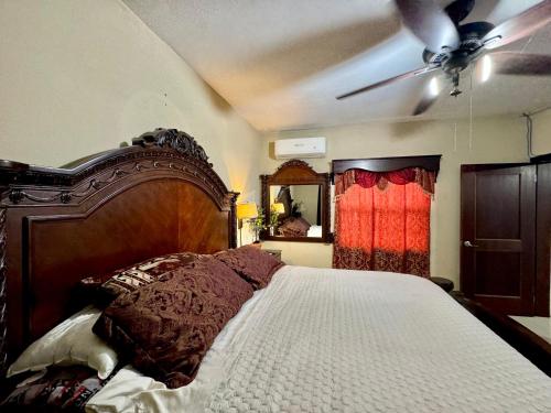 a bedroom with a large bed and a ceiling fan at Departamentos amueblados Matamoros, vista las brisas in Matamoros