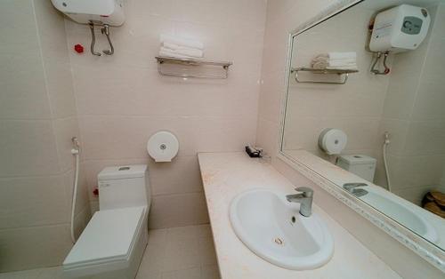 Bilik mandi di Hoa Hồng 1 Hotel SS by BAY LUXURY