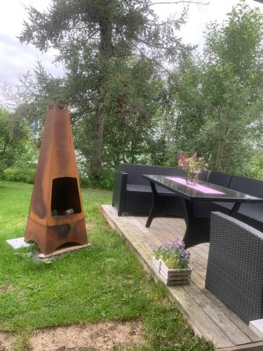 a picnic table with a dog house on the grass at Rom sentralt i Tromsø in Tromsø
