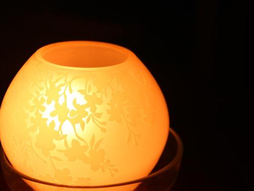 a white vase with a flower pattern on it at Pension Mon Repos in Nozawa Onsen