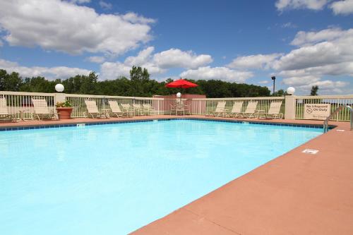 Piscina a Country Inn & Suites by Radisson, Sandusky South, OH o a prop