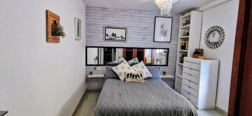 une petite chambre avec un lit et une fenêtre dans l'établissement Salou luz y color, à Salou