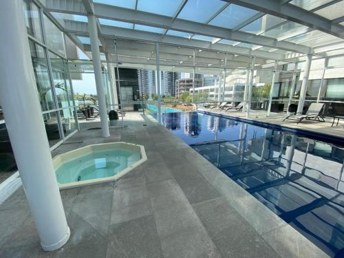 a swimming pool with a hot tub in the middle of a building at Sonata para 8 y pet friendly in Lomas de Angelopolis