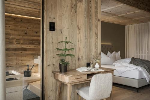 a bedroom with a bed and a desk with a chair at Bachmanngut in St. Wolfgang
