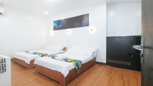 Ένα ή περισσότερα κρεβάτια σε δωμάτιο στο Stay Inn Station 1 Boracay by RedDoorz