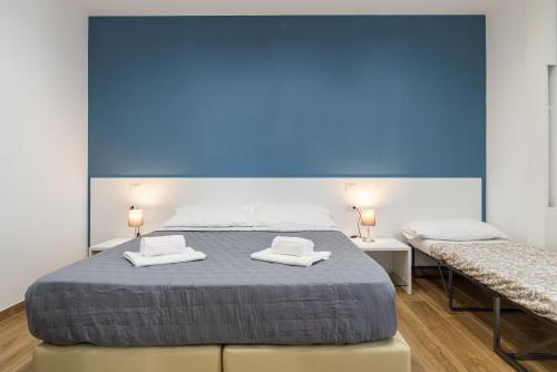 a bedroom with a bed with two towels on it at Rhoome Holiday 1 in Rome