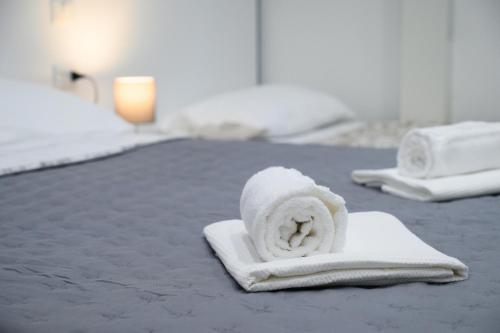 a pile of towels sitting on top of a bed at Rhoome Holiday 1 in Rome