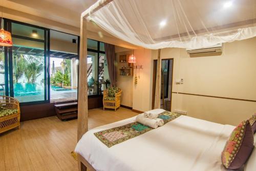 Rúm í herbergi á Baan SanSuk Pranburi - Beach Front & Pool Villa