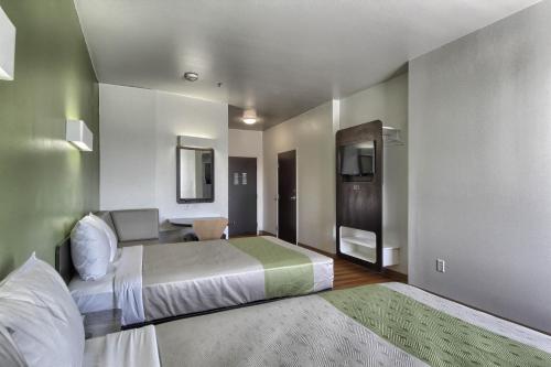 Ein Bett oder Betten in einem Zimmer der Unterkunft Motel 6-Weslaco, TX