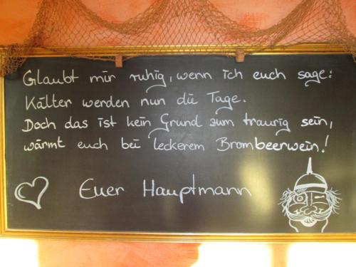 a chalkboard with a sign with a poem on it at Hotel Villa Wirtshaus Köpenick in Hofgeismar