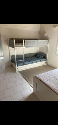 une chambre avec deux lits superposés dans une pièce dans l'établissement Maison familiale à Domino, à Saint-Georges-dʼOléron