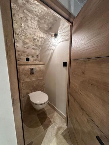 Elle comprend une petite salle de bains pourvue de toilettes. dans l'établissement La Cave du Port - CDDT, à La Rochelle