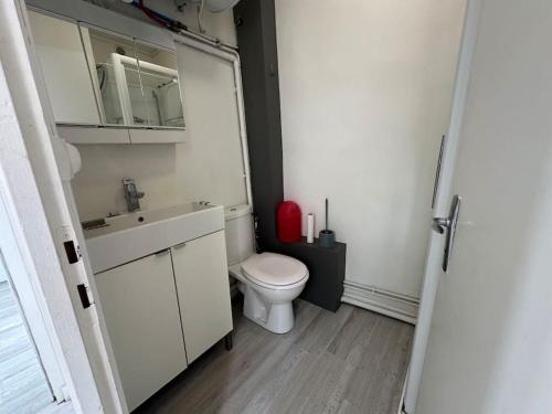 une petite salle de bain avec toilettes et lavabo dans l'établissement Charmant studio Carmes 4 - CDDT, à La Rochelle