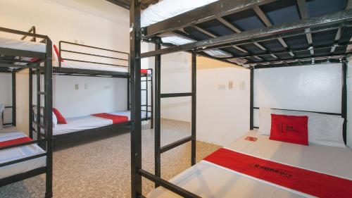 Postel nebo postele na pokoji v ubytování RedDoorz @ Recson Boracay Hostel