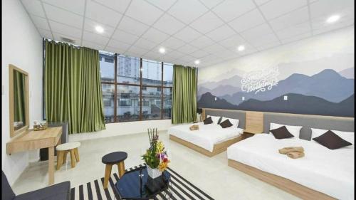 ein Wohnzimmer mit zwei Betten und einem Wandgemälde mit Bergen in der Unterkunft Alleyway home in Ho-Chi-Minh-Stadt