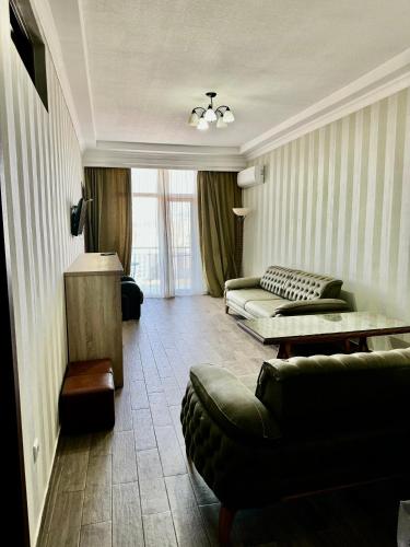 salon z dwiema kanapami i kanapą w obiekcie David APT 1A w mieście Batumi