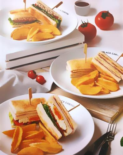 drie borden met sandwiches en friet op een tafel bij Sea Star House in Ao Nang Beach