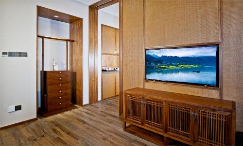 Televisyen dan/atau pusat hiburan di Narada ResortSpa Nanxun Giant