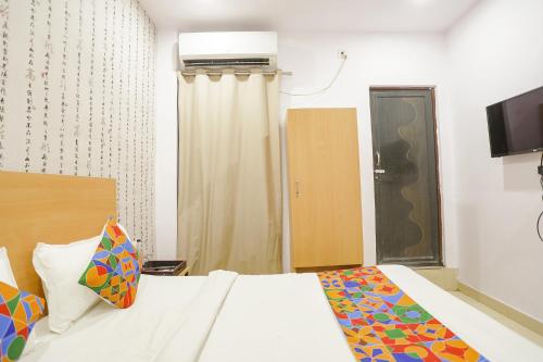 Una cama o camas en una habitación de FabHotel Pranjul Inn