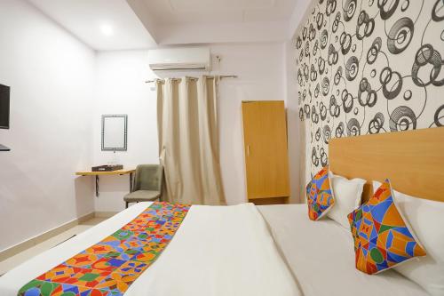 Una cama o camas en una habitación de FabHotel Pranjul Inn