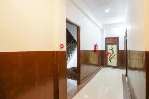 Una televisión o centro de entretenimiento en FabHotel Pranjul Inn
