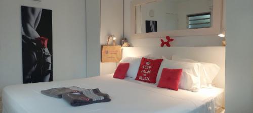Una cama o camas en una habitación de Jardin d'O résidence naturiste couples only