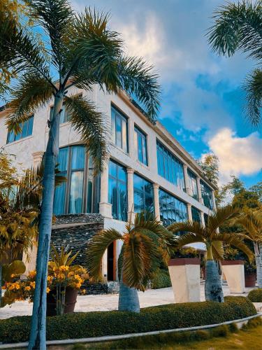 Villa Tesoros del Mar - Luxury Beachfront Villa with Natural Pool, Jacuzzi, Mountain Views, Yoga, BBQ, Wi-Fi, Pet & Family Friendly, Barahona Adventures