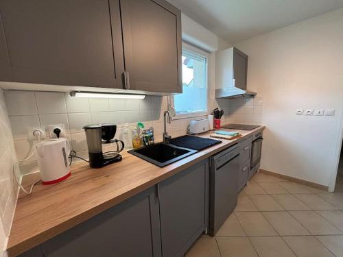 une cuisine avec un évier et un plan de travail dans l'établissement Le havre de Chloé en baie de Somme, à Friville-Escarbotin