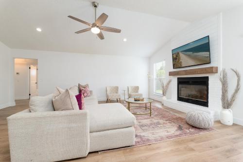 Posezení v ubytování Be A Nomad - Close to Mayo & Beaches