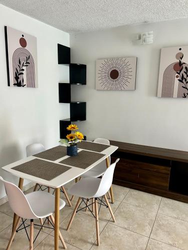 a dining room with a table and chairs at Cómodo apartamento 3 habitaciones in Cúcuta