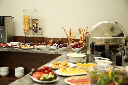 een buffet met veel gerechten op een aanrecht bij Parklane Hotel in Tasjkent
