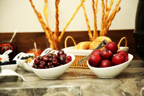 een groep fruitschalen op een tafel bij Parklane Hotel in Tasjkent