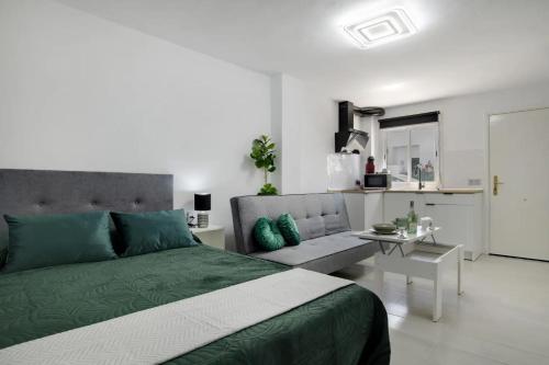 een slaapkamer met een bed en een woonkamer bij Loft Marina in Vejer de la Frontera