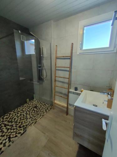 une salle de bain avec une baignoire, un lavabo et une fenêtre dans l'établissement Le T2 de Julien avec vue Pyrénées, à Séméac