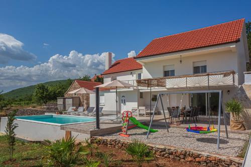 Φωτογραφία από το άλμπουμ του Holiday Home Saint Anthony - Heated pool σε Velika Cista