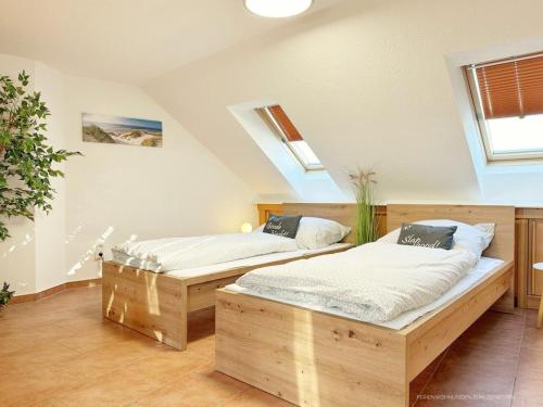 two beds in a room with skylights at Nordseepanorama in der Ferienwohnung de Spant in Dorum Neufeld